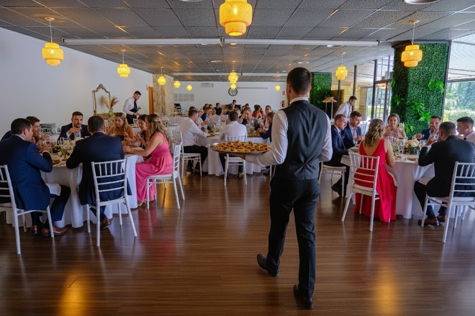 Servicio de camareros durante un banquete de boda en el salón diáfano del restaurante La Maquetta en Torrelles de Llobregat.