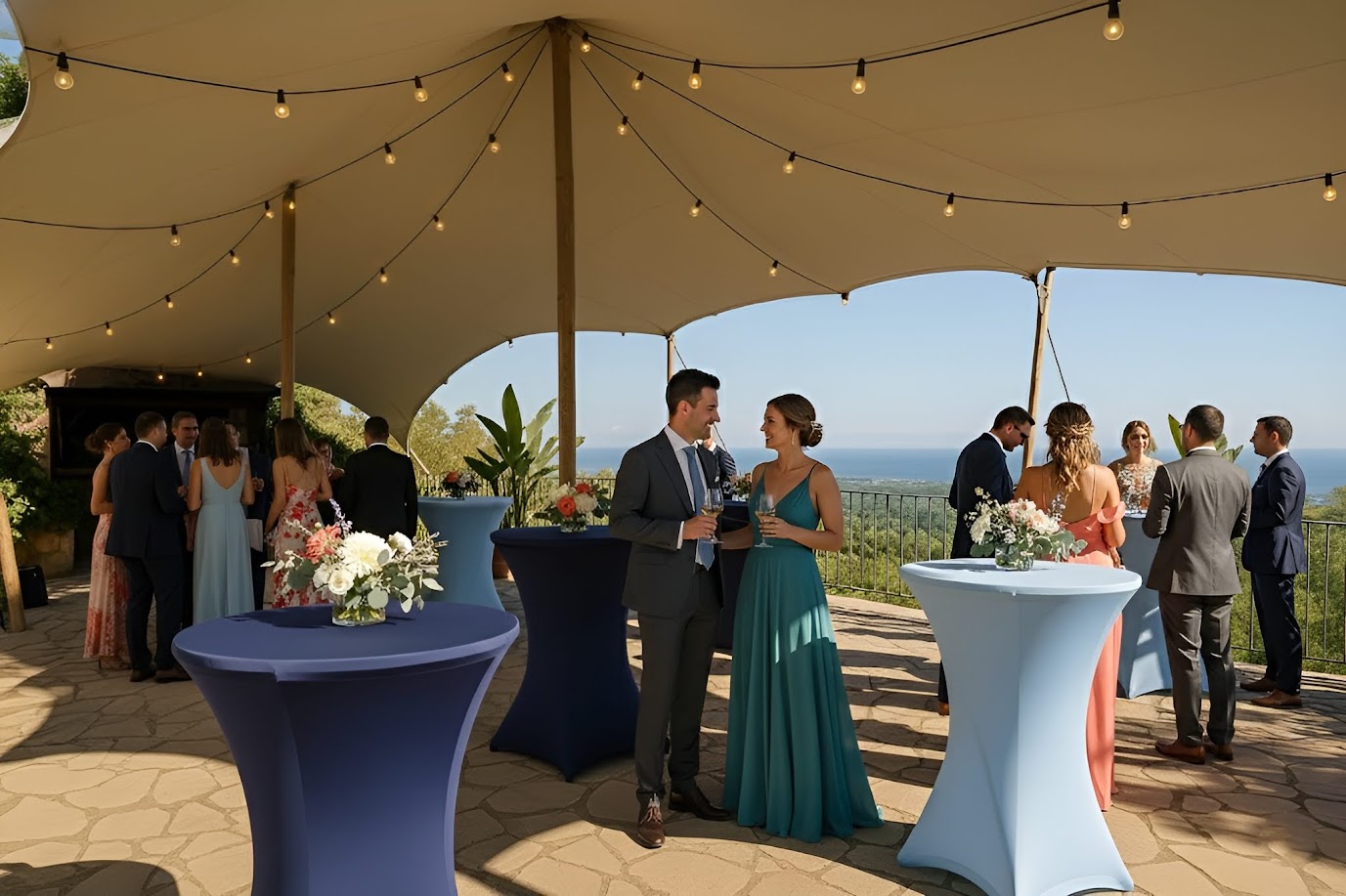 Invitados disfrutando de un cóctel de boda bajo una carpa tensada en la terraza de Masia Solior con vistas al mar en Gavá y Castelldefels.